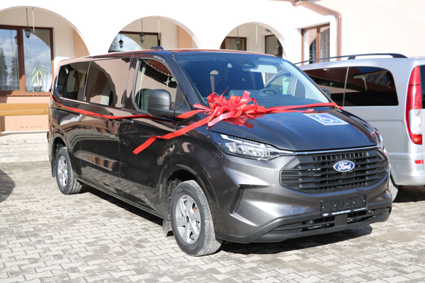 PODCZAS  ˝PIKNIKU JESIENNEGO˝ ŚDS W RADOMYŚLU NAD SANEM OTRZYMAŁ NOWY SAMOCHÓD  DO PRZEWOZU SWOICH UCZESTNIKÓW